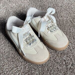 NWOT Cat & Jack Beige Girls Boston Court Sneakers, Size 13